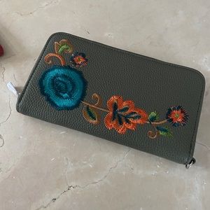 Leather wallet with embroidery